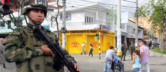 Ejército cambió estrategia en la 13 | A pesar del cambio de estrategia, el Ejército hace presencia en diversos sectores de la comuna 13. FOTO JULIO CÉSAR HERRERA