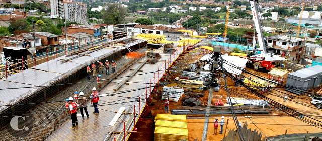 Puente más largo del país ya va en el 24 por ciento de obras | En el costado oriental del río se les da forma a las estructuras del puente. FOTO DONALDO ZULUAGA