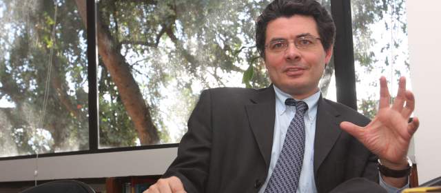 Reforma a la salud tiene "cara de derechos, pero alma de negocio": Minsalud |