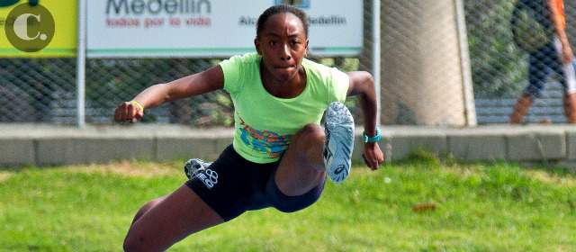 La juventud toca la puerta olímpica | Nhayilla Rentería es una de las figuras de la delegación. Tiene 17 años. Desde hace un año practica el salto triple. FOTO DONALDO ZULUAGA V.