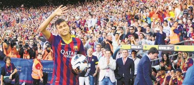 Neymar: "Me dejé llevar por el corazón" | En la presentación ayer en Barcelona, Neymar se aguantó "para no llorar", al ver tanto público en el Camp Nou. FOTO REUTERS