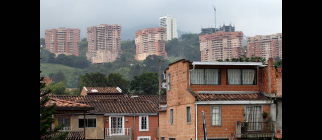 En Sabaneta se puede construir mucho más | Los barrios inician su transformación. Construcciones tradicionales de uno y dos pisos pasan a ser altos edificios. FOTO JAIME PÉREZ