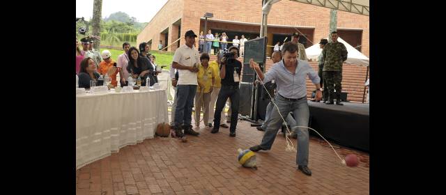 En Caldas, Santos puso a bailar el trompo de las megaobras paisas | Aunque el trompo se le enguaraló, el Presidente demostró habilidades en juegos de las calles de otros tiempos. FOTO SIG
