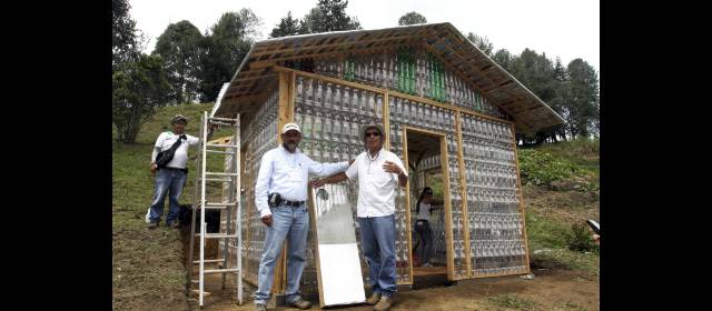 Con PET se hacen viviendas dignas | Frente a la construcción, Carlos Alberto Yepes y Alfredo Santa Cruz muestran cómo se puede revocar la casa. FOTO DONALDO ZULUAGA