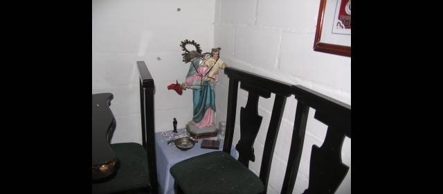 Fin de semana del Padre estuvo violento en el Aburrá: 16 homicidios | En El Limonar Uno las balas perforaron paredes y le tumbaron la cabeza a la imagen de María Auxiliadora. FOTO RODRIGO MARTÍNEZ