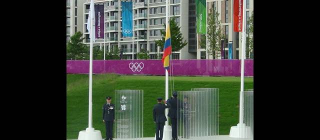 Colombia izó su bandera en la Villa | La bandera de Colombia en la Villa Olímpica. FOTO CORTESÍA TERRA
