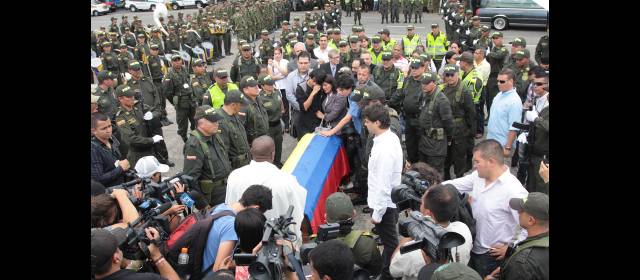 En ataque al coronel Cristian Flórez se habría filtrado información | Momento del homenaje póstumo que sus colegas le rindieron al coronel Flórez en el Olaya Herrera. FOTO HERNÁN VANEGAS