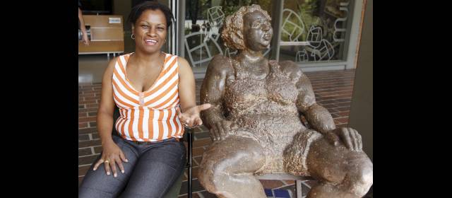 Afros la tienen dura para trabajar | Edith Morales Mosquera, profesora de la Universidad de Antioquia, junto a ‘Candelaria’, obra de Marta Villafanie. FOTO DONALDO ZULUAGA