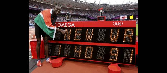 Rudisha y su final hacen historia | El keniata David Rudisha posa junto al tablero que marca su récord mundial en los 800 metros planos. Es el nuevo campeón olímpico. FOTO REUTERS