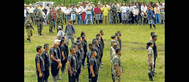 Si llegan a la paz, las Farc tendrían partido político | El ERG fue el último grupo guerrillero que se demovilizó en el país, en el 2008. El acto fue en el Carmen de Atrato. FOTO HERNÁN VANEGAS