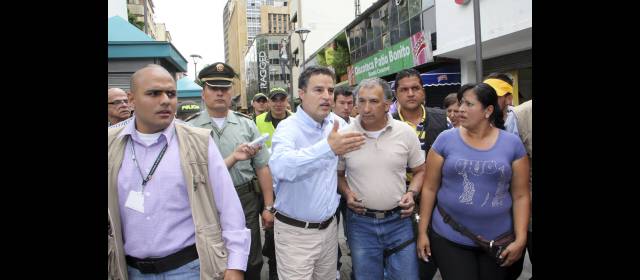 Gaviria caminó por Junín para dar confianza | El alcalde Aníbal Gaviria buscó restablecer la confianza entre los transeúntes y comerciantes del Centro. FOTO HENRY AGUDELO