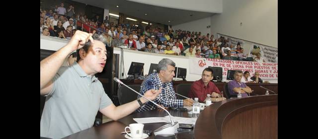 Retiro voluntario de trabajadores abrió agitado debate en el Concejo | La presencia de representantes de los sindicatos en las barras matizó el ambiente, pero también tuvo a punto de levantarla por el tono y contenido de algunas consignas. FOTO CORTESÍA CONCEJO