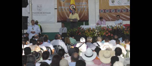 Plan integral cobijará vías del Occidente antioqueño | Al acto asistieron 800 personas entre campesinos, residentes urbanos y líderes políticos, empresariales y religiosos. FOTO HERNÁN VANEGAS