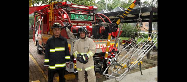 Bomberos diseñan carro acorde a realidades del país | Mario Jaramillo (izquierda) y Diego Echavarría, los diseñadores y constructores del vehículo multipropósito. FOTO JAIME PÉREZ