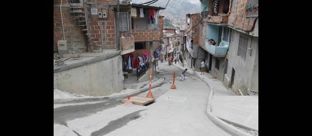 A escaleras de la 13 ya se llega por vía pavimentada | El Reversadero creó 36 empleos directos y 15 indirectos. FOTO JAIME PÉREZ MUNÉVAR