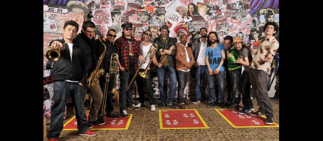La 33 sigue tumbando por ahí | Los hermanos Santiago (teclados) y Sergio Mejía (bajo) lideran la orquesta de 14 músicos. Con la incorporación de un conguero nacido en Cuba lanzarán Tumbando por ahí, en mayo. FOTO CORTESÍA