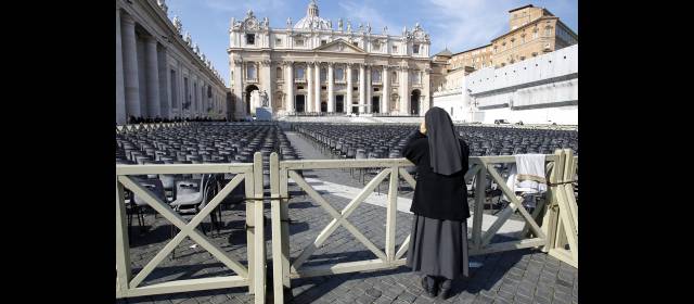 Los cristianos dicen adiós al Papa | Desde ayer había fieles listos y dispuestos a conseguir el mejor lugar para despedir al Papa Benedicto XVI hoy en Roma. FOTO AP