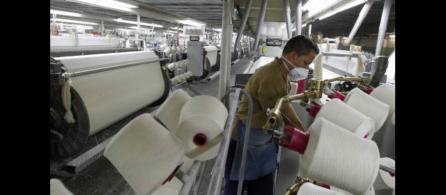 Acción de Fabricato vuelve a la Bolsa y despega a $72 | Los analistas prevén gran oferta de acciones de Fabricato y pocos compradores FOTO JAIME PÉREZ