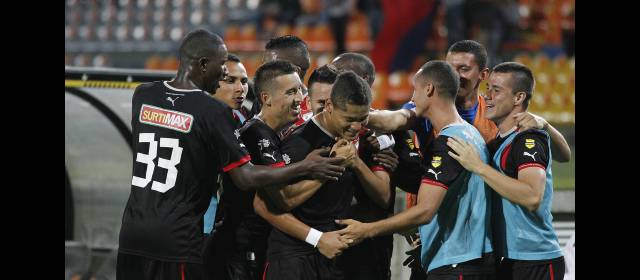 Se le abrió el arco al Medellín | Ayron del Valle fue la figura anoche del DIM: hizo gol y estrelló balón en el palo. Por eso la felicitación del grupo. FOTO DONALDO ZULUAGA