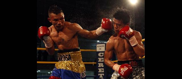 El llanto de Arboletes por la caída del Chino | Luis de la Rosa no pudo hacer realidad el sueño de ser campeón mundial de boxeo al perder el sábado, en Cereté, ante el filipino Merlito Sabillo. FOTO MANUEL SALDARRIAGA