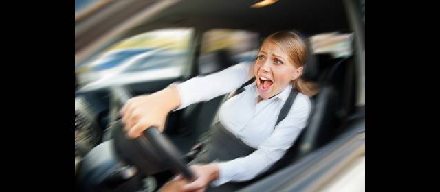 Que el estrés no conduzca su carro | Emociones como el enfado, la tristeza o la alegría pueden influir en la toma de decisiones al manejar. A algunos conductores les exaspera que les adelanten o les hagan zigzag. FOTO SHUTTERSTOCK