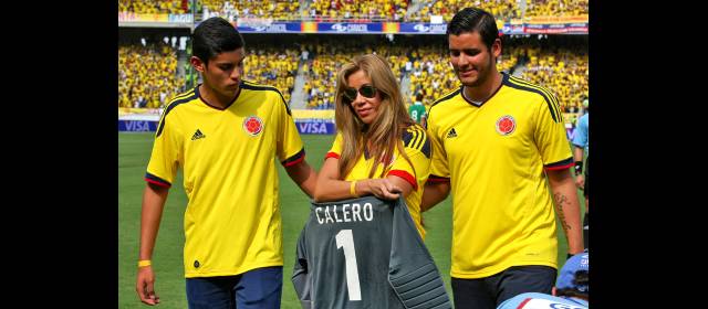 Juan José y Miguel Ángel llevan el legado de Calero | Juan José, Sandra y Miguel Ángel, los familiares de Miguel Calero en el homenaje que le rindió la Selección. La camiseta se las entregó el capitán Mario Alberto Yepes. FOTO JUAN ANTONIO SÁNCHEZ