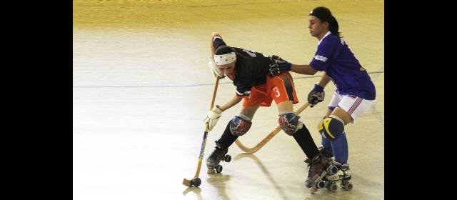 El hockey vivió la final en familia | Cristina Hernández, de uniforme azul, una de las campeonas del Nacional Interclubes con Patín Sport. FOTO RÓBINSON SÁENZ