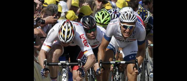 Froome busca hoy ampliar la ventaja | Los alemanes Marcel Kittel y André Greipel luchan por la victoria que quedó en poder del vestido de blanco. FOTO REUTERS