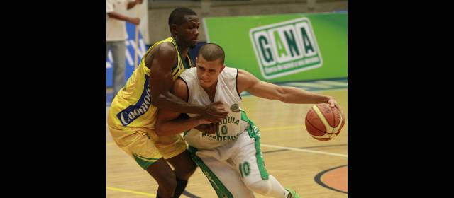 Academia está firme en la Liga | Dagoberto Peña (10) hizo 27 puntos sábado. FOTO róbinson sáenz