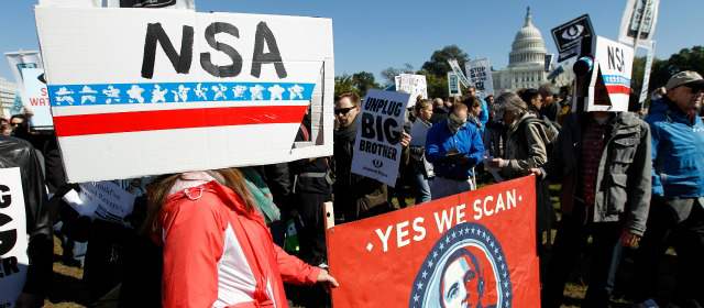 Francia y España ayudaron en espionaje de la NSA | Ciudadanos protestaron en Washington contra el espionaje a ciudadanos de la NSA. FOTO REUTERS