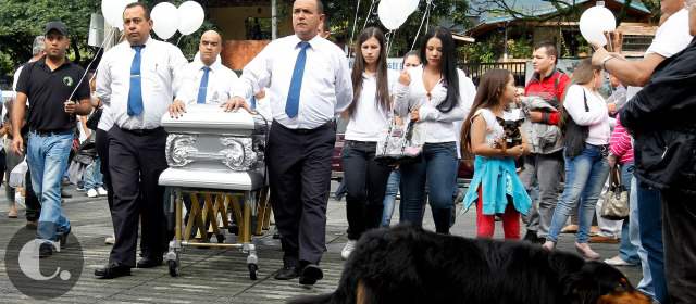 A la cárcel, el presunto asesino de Miguel Ángel | Varios perros fueron llevados a la iglesia San Marcos de Envigado, a las exequias. FOTO JAIME PÉREZ