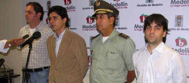 Este semestre esperan carnetizar las barras de Nacional y Medellín | El alcalde (e) Juan Camilo Quintero; el comandante de la Policía Metropolitana, general Yesid Vásquez, y el director del Inder, David Mora Gómez, les dieron a conocer a los periodistas las decisiones tomadas en la reunión. FOTO RODRÍGO MARTÍNEZ.