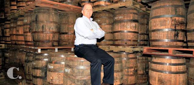 FLA venderá 17 millones de botellas de ron en 2014 | El gerente de la FLA, Fernando Restrepo, se montó en un mercado donde el ron es protagonista. FOTO MANUEL SALDARRIAGA