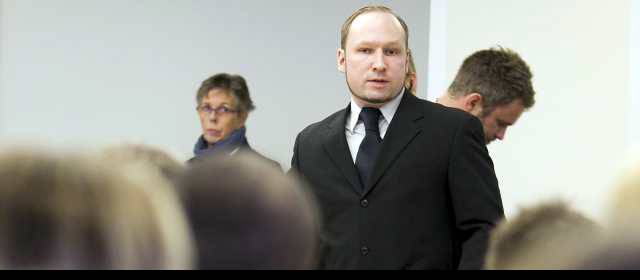 Un hombre lanzó en juicio un zapato contra el asesino de Noruega | La acción provocó los aplausos de varias personas presentes en la sala, en la que había familiares de las víctimas y supervivientes de la matanza. FOTO REUTERS