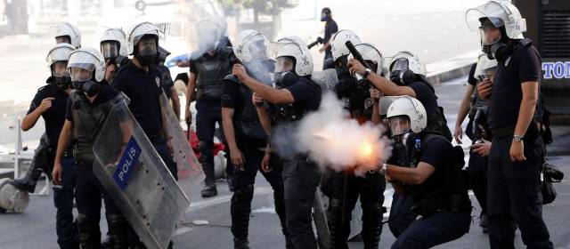 Turquía: Se intensifican enfrentamientos entre policía y manifestantes | La violencia estalló entre un grupo de manifestantes y la policía por una brutal represión policial a una protesta pacífica a favor del medio ambiente. FOTO REUTERS