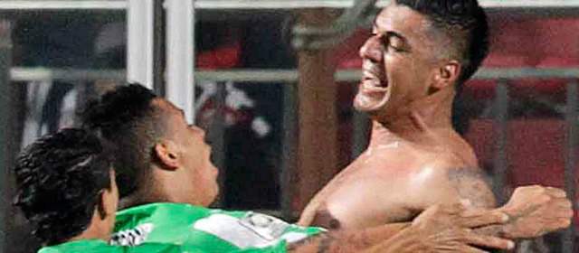 Nacional volvió con sus héroes | El festejo de Jéfferson Duque para guardar entre los mejores recuerdos. La celebración colectiva en Belo Horizonte con varios hinchas que viajaron y la tristeza de la afición del Mineiro. FOTOS REUTERS Y AP
