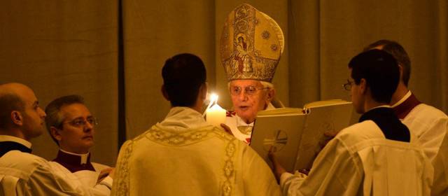 Papa Benedicto XVI pide a los católicos no perder sus valores | Reuters | La Vigilia Pascual comenzó en el atrio de la basílica, en medio del más hondo de los silencios, con la bendición del fuego nuevo y el encendido del cirio pascual, símbolo de Cristo, "Luz del Mundo".