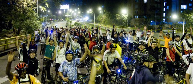 Esta noche, a pasear en bicicleta | Con lluvia o sin lluvia la Fiesta de la Bici parte, desde la plazoleta del Mamm, en Ciudad del Río. FOTO ESTEBAN VANEGAS