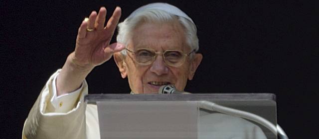 Benedicto XVI estudia documento para adelantar el cónclave | FOTO AP