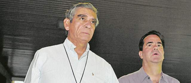 Farc quieren estirar más los diálogos | En la fotografía el general (r) Jorge Enrique Mora y el ex alto Comisionado de Paz, Frank Pearl, miembros de la comisión de paz del Gobierno. FOTO AP