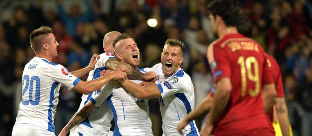 Juraj Kucka anotó el primer gol para su equipo, con complicidad de Iker Casillas. FOTO AFP