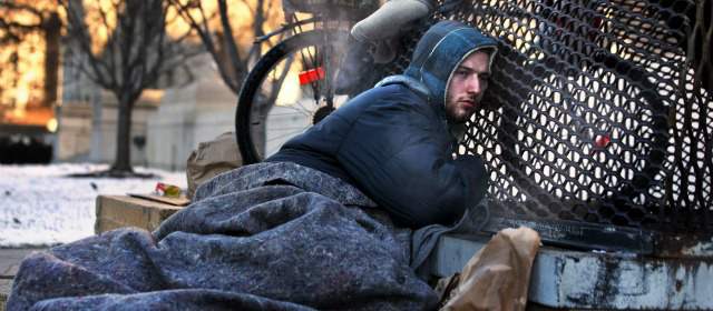 Joven volvió con su familia gracias a fotografía de AP | Nicholas Simmons, de 20 años, se encontraba a pocas cuadras del capitolio, en Washington, en una zona donde regularmente se reúnen los indigentes cuando tienen frío. FOTO AP