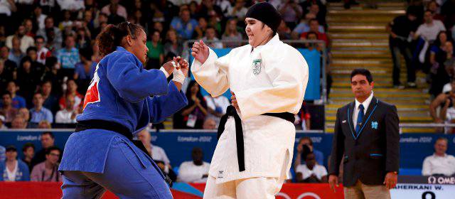 Los 82 segundos de la primera mujer de Arabia Saudita en una Olimpiada | FOTO REUTERS