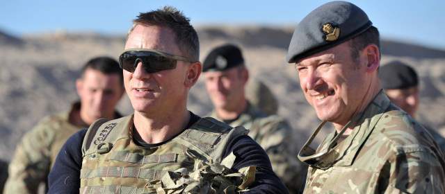 El actor Daniel Craig, que interpreta al agente 007, visitó las tropas británicas en Afganistán