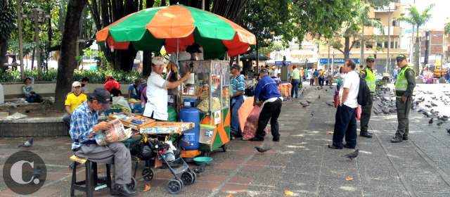 Puestos de ventas saldrán al terminar las obras | En la actualidad son al menos 28 los vendedores que desempeñan su actividad económica allí. Venden tintos, confites, chuzos y variedades, sobre todo en Navidad. FOTO FERNANDA CAÑAS CAMARGO