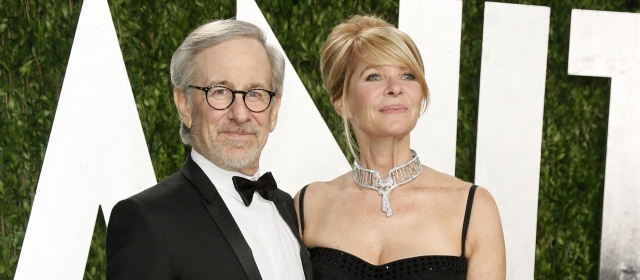 El director Steven Spielberg y su esposa Kate Capshaw, en la fiesta de los Oscar de la revista Vanity Fair, el pasado 25 de febrero. FOTOGRAFÍA REUTERS