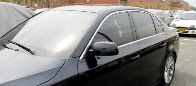 John Viáfara, jugador del DIM, fue atacado por fleteros | Así quedó el carro de John Viáfara luego de los balazos de los fleteros este lunes. FOTO LINA M. CARDONA
