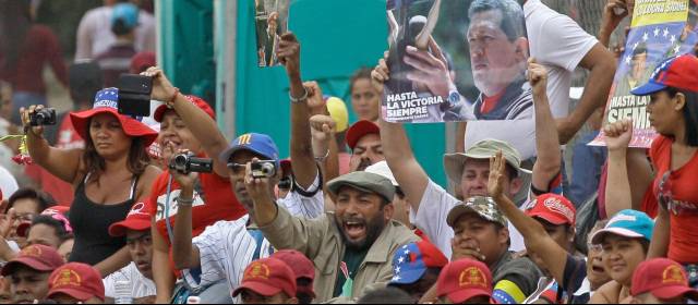 El vicepresidente Nicolás Maduro y ahora candidato a la Presidencia de Venezuela estuvo acompañado por su gabinete y por el presidente de Bolivia, el infaltable, Evo Morales. Foto: AP