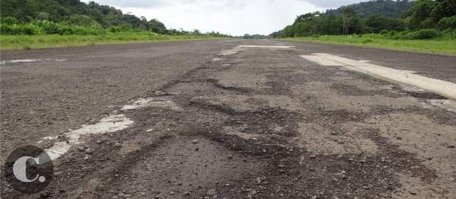 Bahía Solano reclama con angustia reparar pista aérea | La pista está llena de huecos. No hay garantías para la operación aérea. FOTO JUAN FERNANDO ROJAS