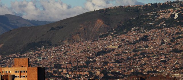 Futuro del Aburrá es hoy | Las montañas están saturadas. 94% de la población del Valle del Aburrá es urbana. Foto de la ladera nororiental. FOTO HENRY AGUDELO